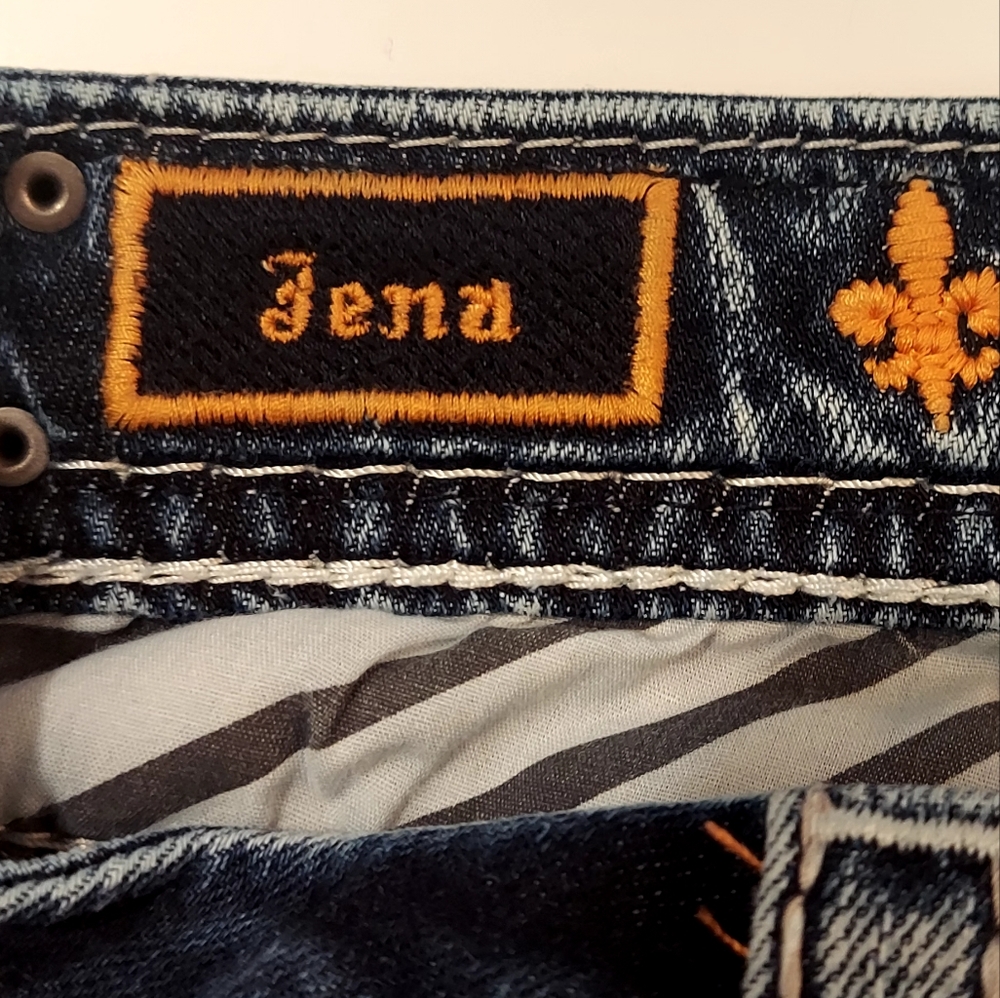 Rock Revival Distressed Cropped Blue Jeans with Embroidered Pockets - Picture 5 of 12